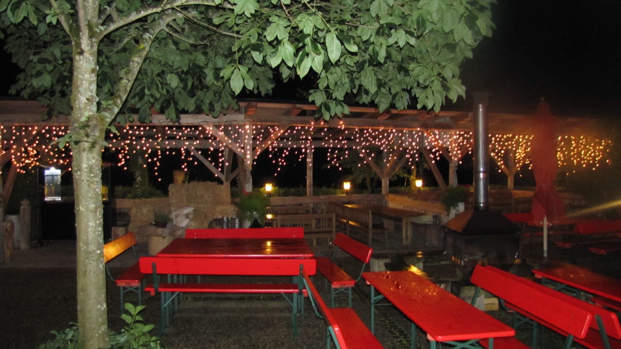 Beleuchtetr Biergarten Hotel Feuriger Tatzlwurm