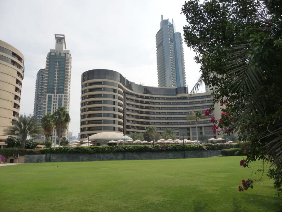 Rasenfläche mit Hotel Le Royal Méridien Beach Resort & Spa Dubai