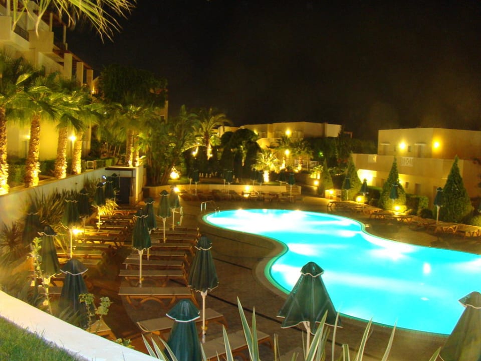 Środkowy basen - wieczorem Grand Hotel Holiday Resort