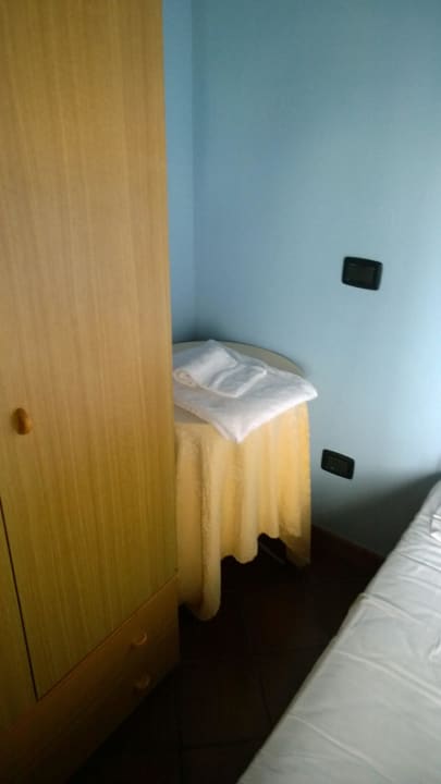 Tisch ohne Stühle  Hotel Bardolino