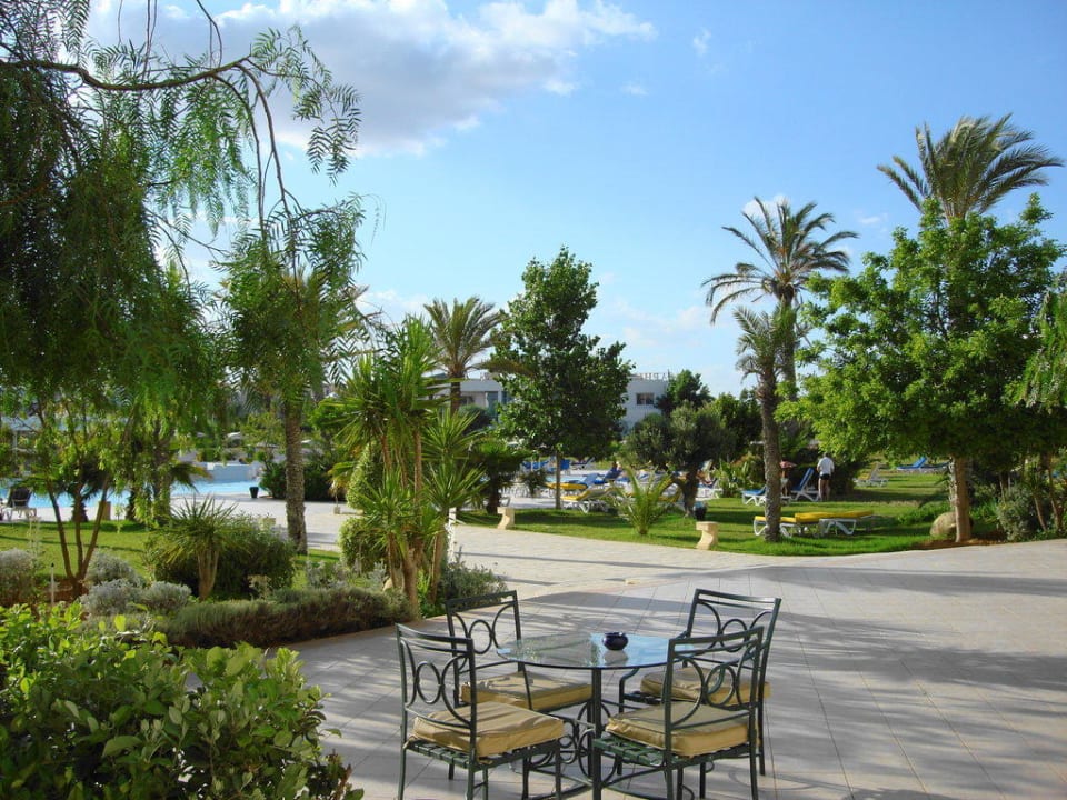 Blick vom Hotel in Richtung Pool Hotel Vincci Saphir Palace & Spa