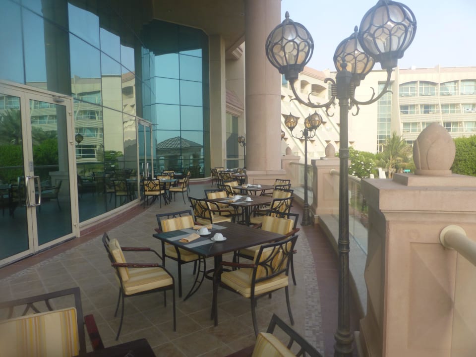 Außenbereich am Hauptrestaurant Al Raha Beach Resort & Spa