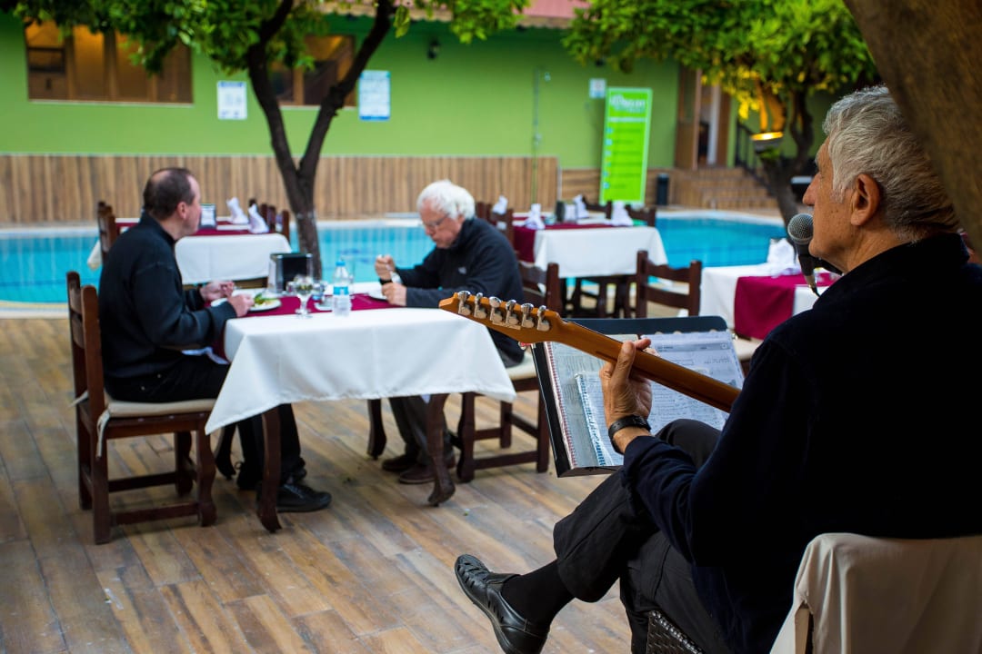 Live Music Oscar Garden