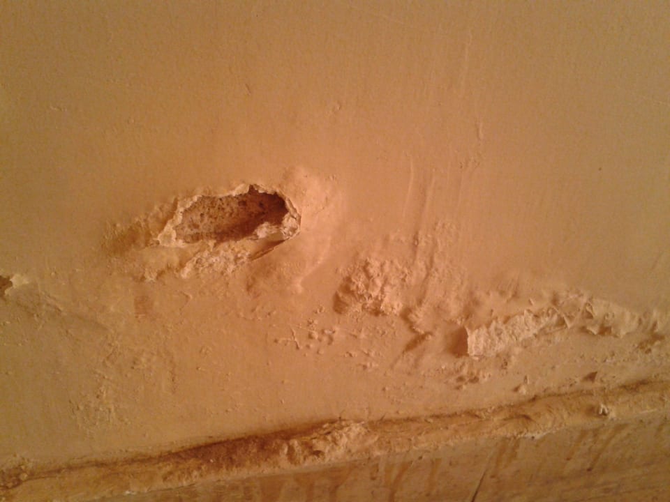 Salpeterausblühungen auf der gesamten Etage/Gang Tirana Aqua Park Resort