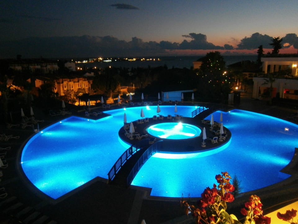 Ufo im Garten? Nein es ist der Pool Side Prenses Resort & Spa