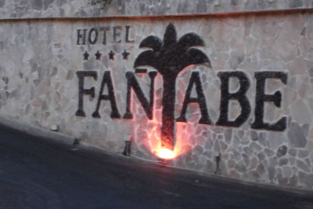 Einfahrt zum Hotel  GF FANABE