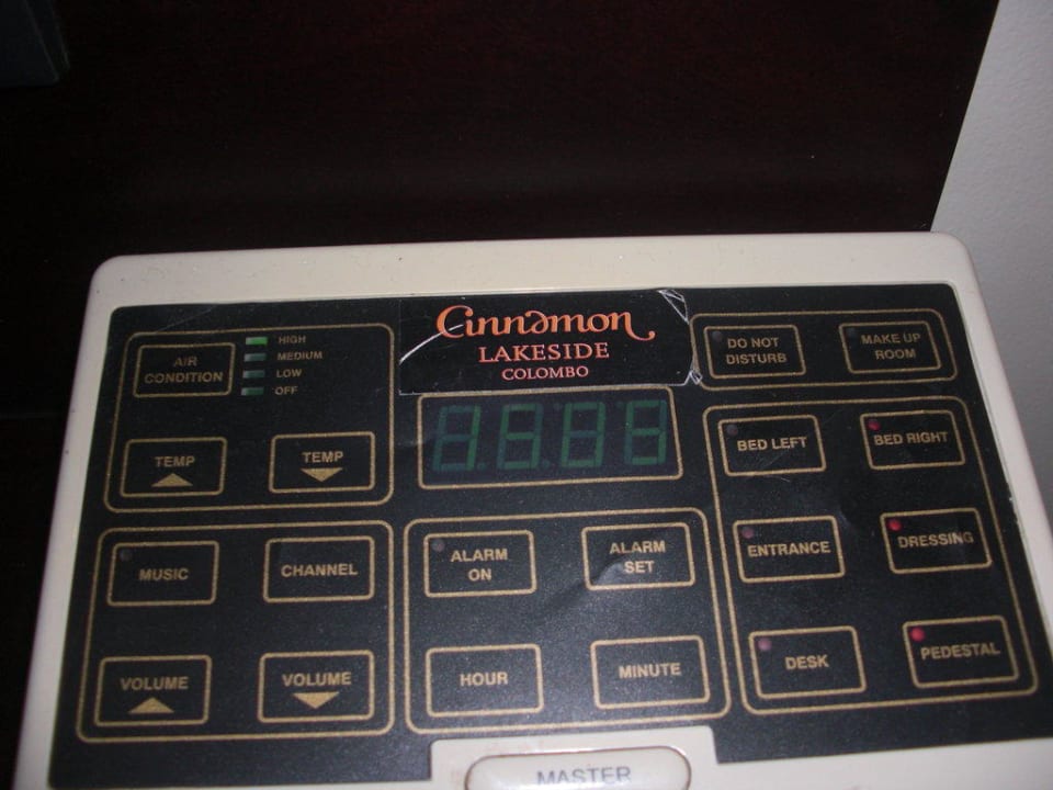 Bedienfeld im Zimmer neben dem Bett Cinnamon Lakeside Hotel