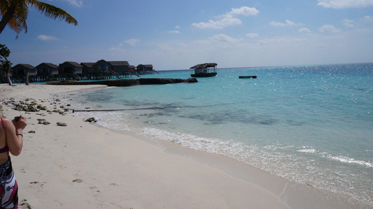 Strandausblick Centara Ras Fushi Resort & Spa Maldives