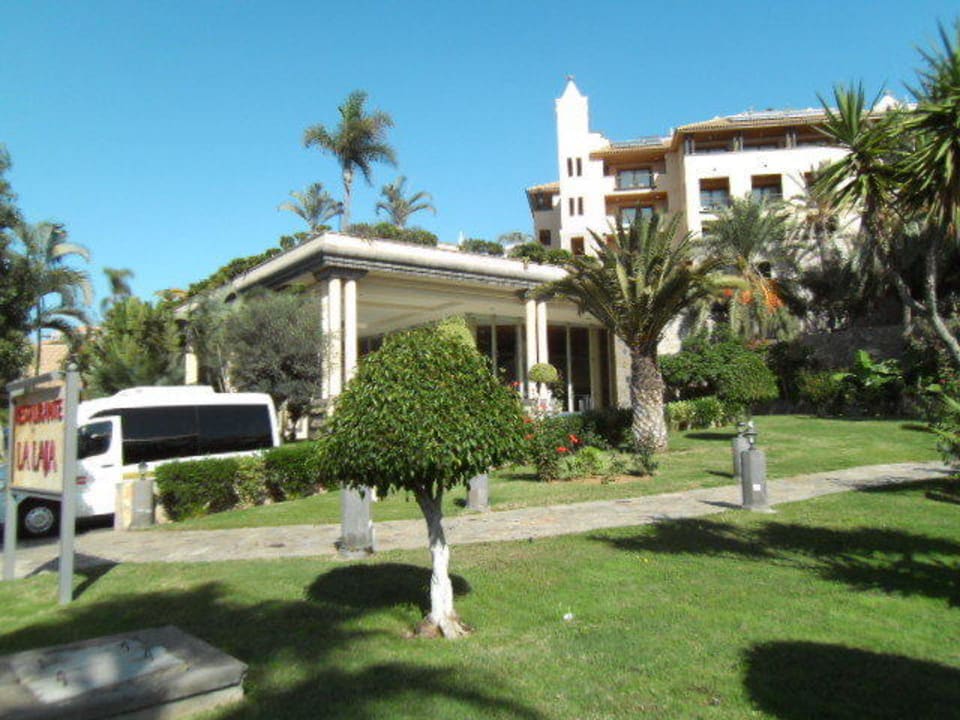 Vor dem Hotel GF Gran Costa Adeje