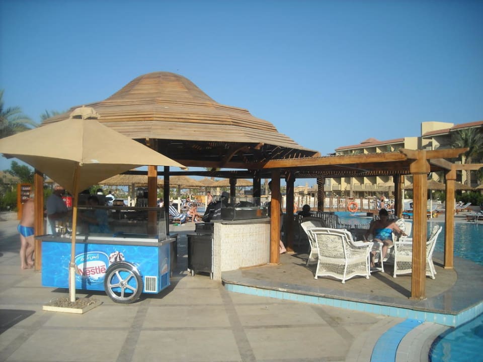 Widok na bar Amwaj Beach Club Abu Soma Resort