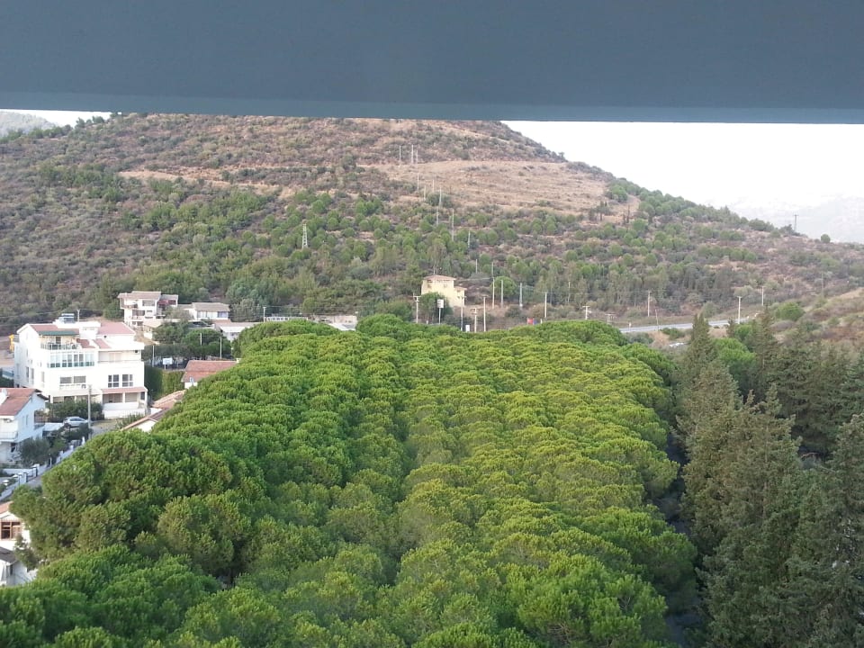 Der Parkplatz von ober gesehen Hotel Grand Efe