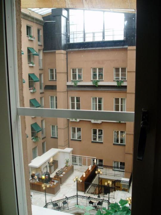 Blick auf den verglasten Innenhof Scandic Klara