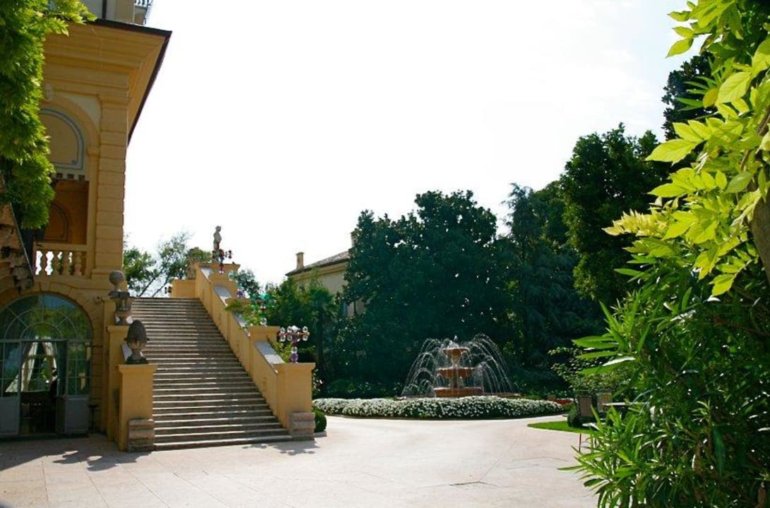 Zwischen Hoteleingang und Parkplatz Byblos Art Hotel Villa Amista