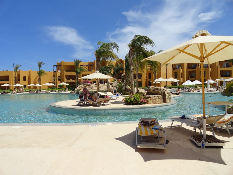 Около бассейна Stella Beach Resort & Spa Makadi Bay
