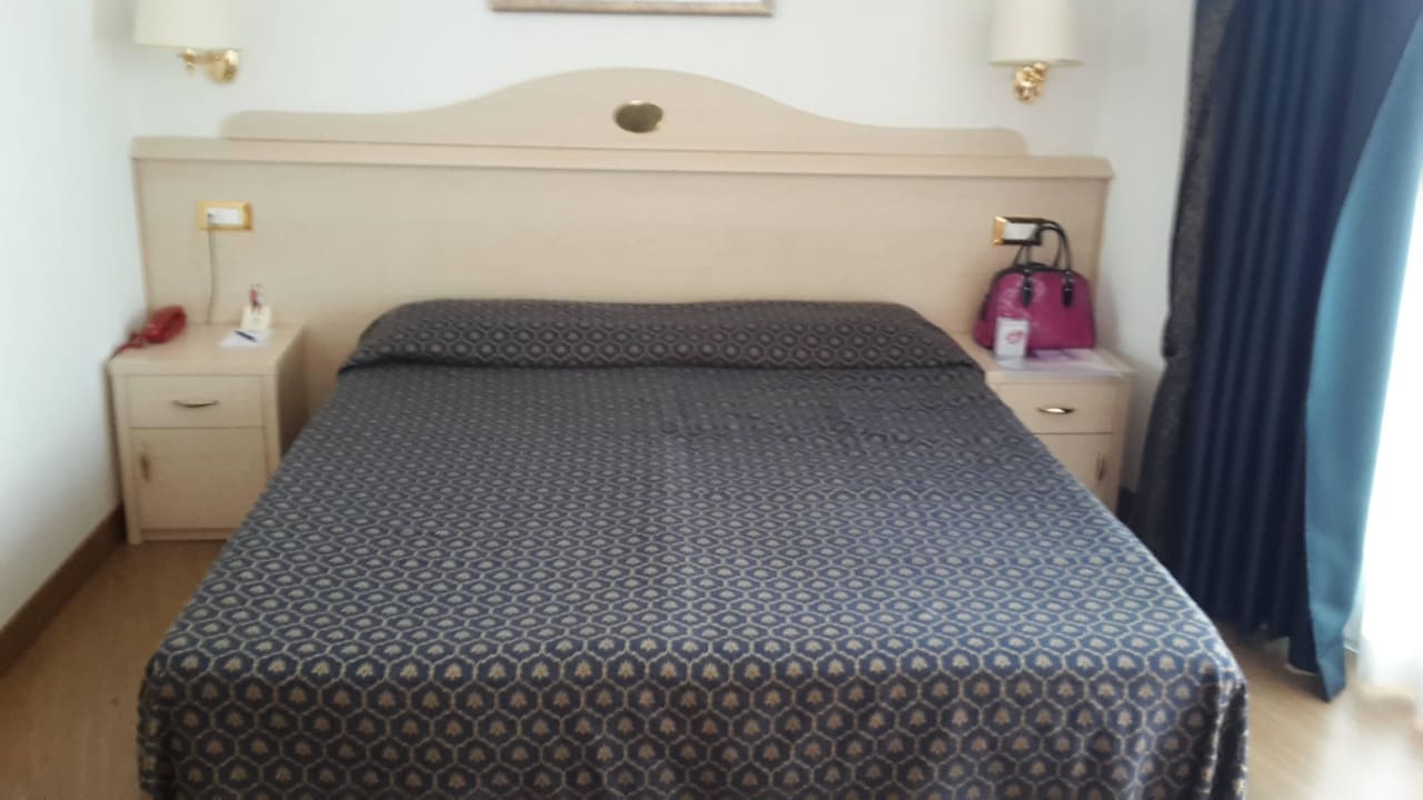 Bett - wurde geklebt Hotel Caravelle & MiniCaravelle