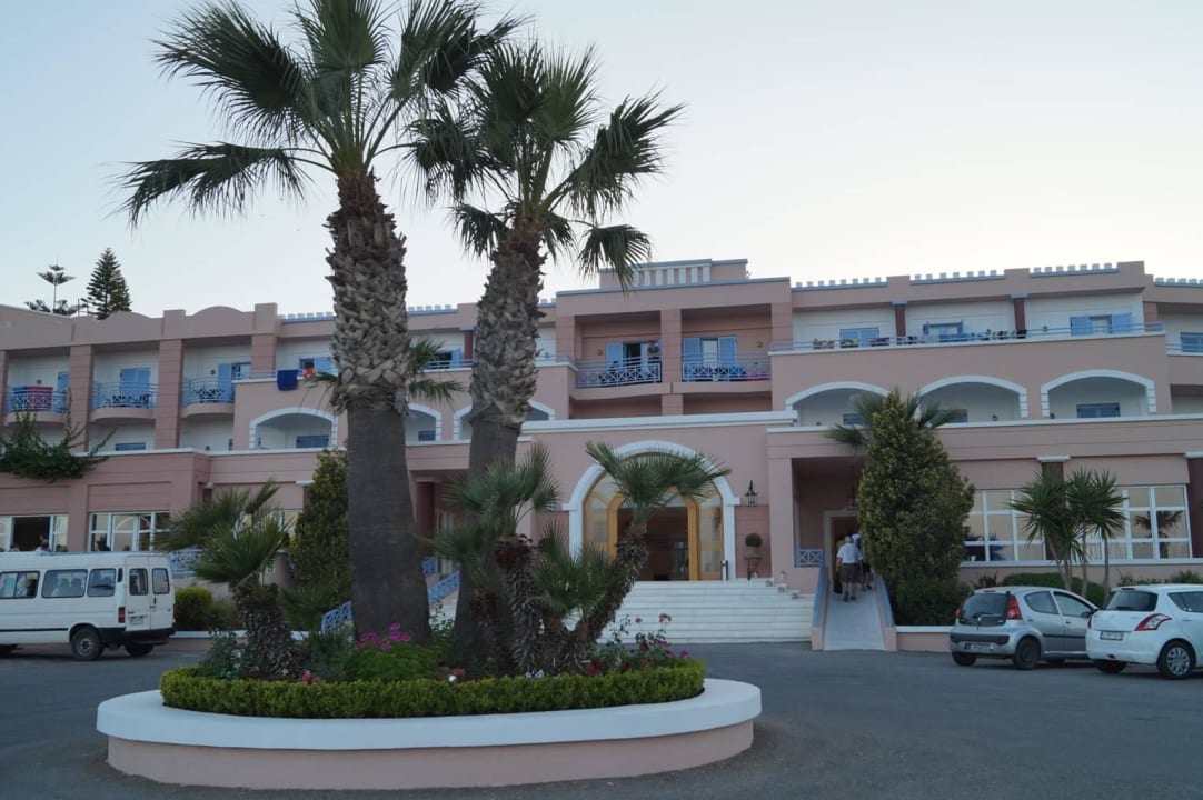 Przed hotelem Mitsis Rodos Village