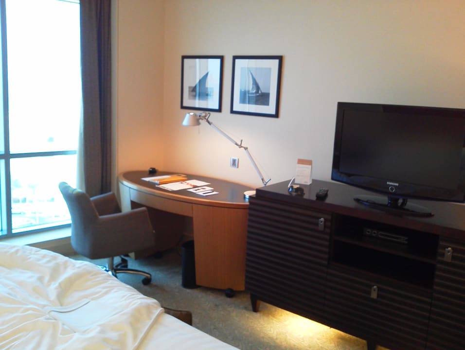 Schreibtisch und TV Bereich Mövenpick Hotel West Bay Doha