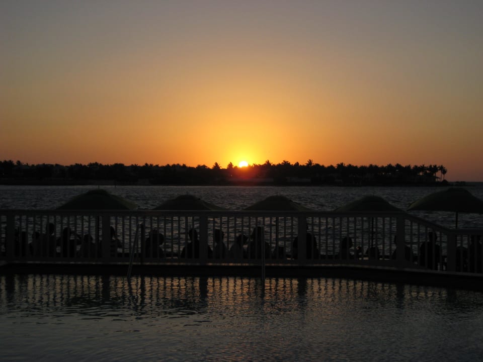 Sonnenuntergang am Pool Hotel Ocean Key Resort & Spa
