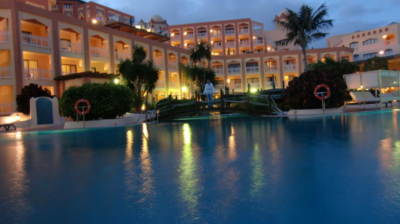 Poolanlage bei Nacht H10 Playa Esmeralda - Adults only