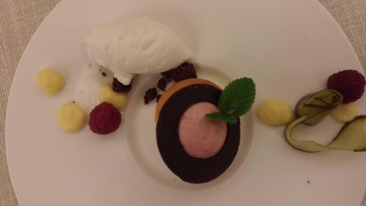 Beeren-Mousse-Kugel mit Gin-Eis und Gurke  Der WILDe EDER