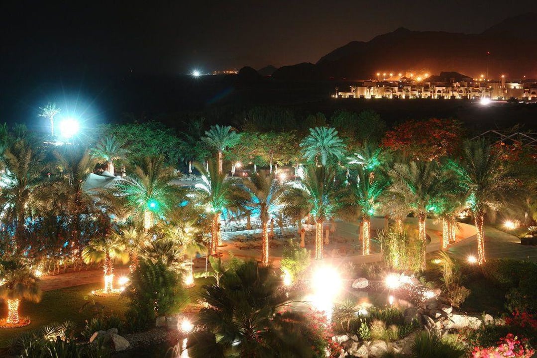 Nachtaufnahme Hotel Le Meridien Al Aqah Beach Resort