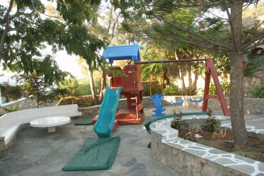 Kinderspielzeug im Garten Kamari Hotel