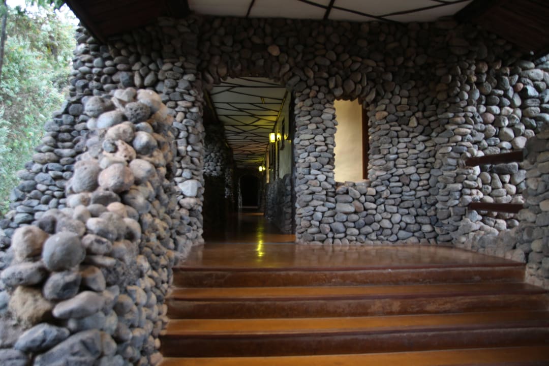 Weg zu den Zimmern Hotel Ngorongoro Serena Safari Lodge