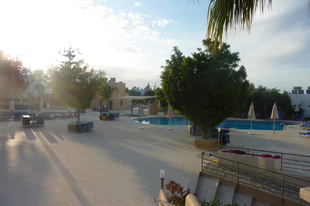 Widok na teren wokół basenu Sirios Village Hotel & Bungalows