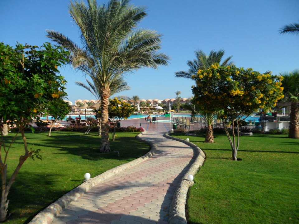 Weg zum Pool Three Corners Sea Beach Resort