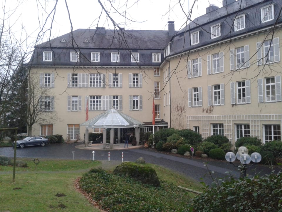 Hoteleingang Steigenberger Icon Grandhotel Petersberg