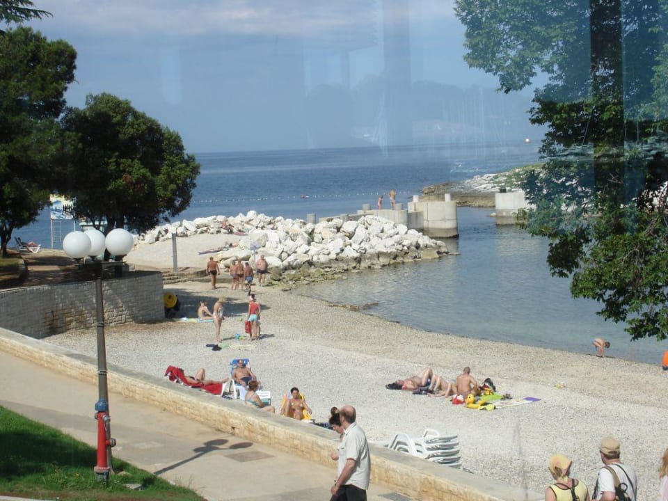Ausblick vom Restaurant auf einen Strandabschnitt Maistra Select Belvedere Resort