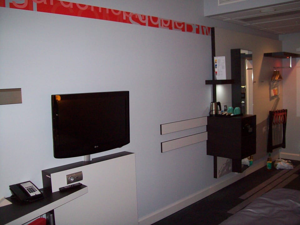 Kaffee/ Tee-Rack, bloß die Steckdose hat 0 Volt Radisson Hotel & Conference Centre Oslo Airport