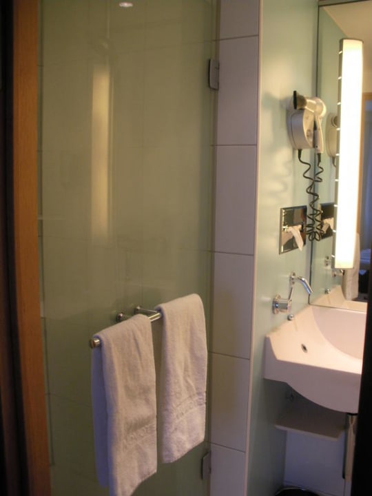 Bad mit Dusche links, Wanne rechts Novotel Hamburg City Alster