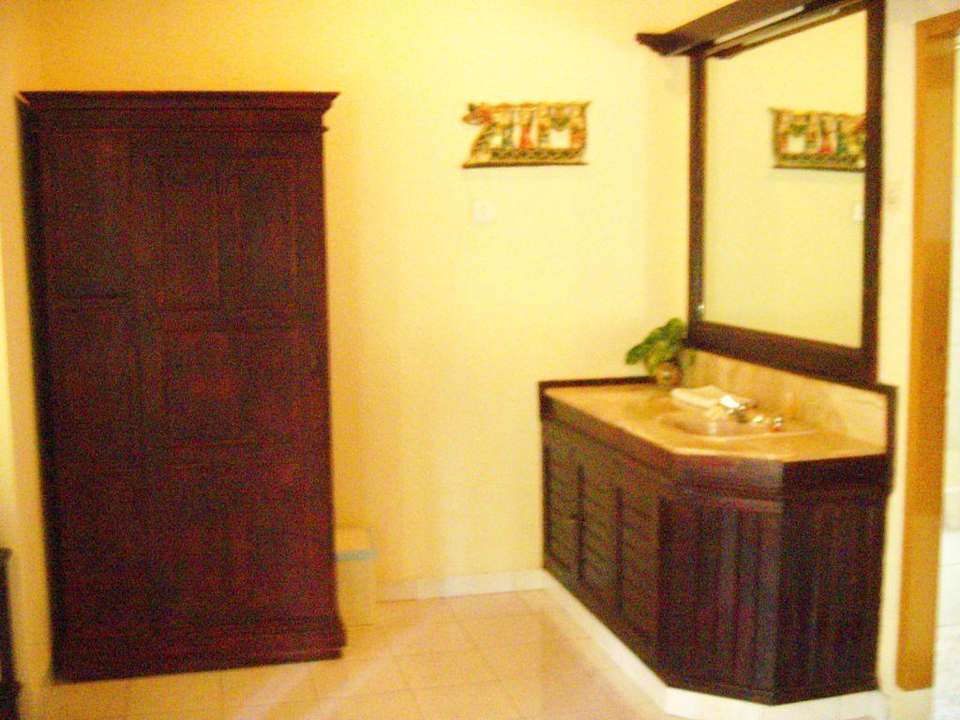 Waschtisch im Zimmerbereich rechts Aditya Beach Resort Lovina