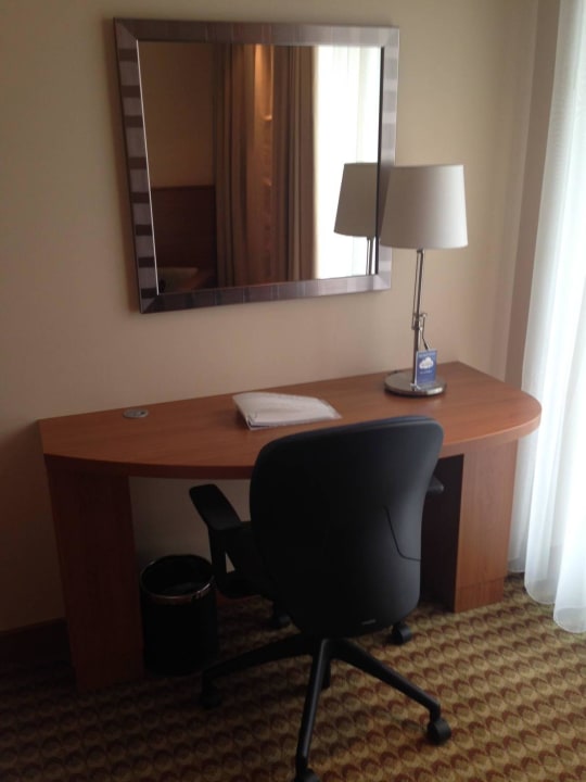 Kleiner Schreibtisch Hampton by Hilton Berlin City West