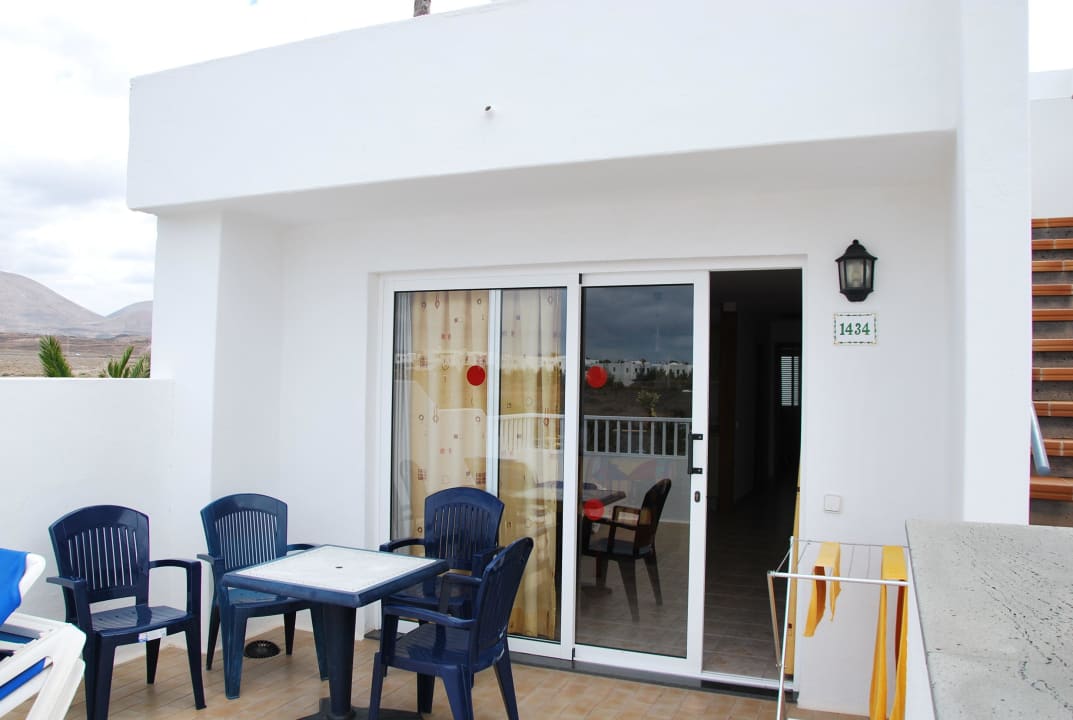 Großer Balkon mit Liegen, Stühlen u. Tisch Hotel Floresta