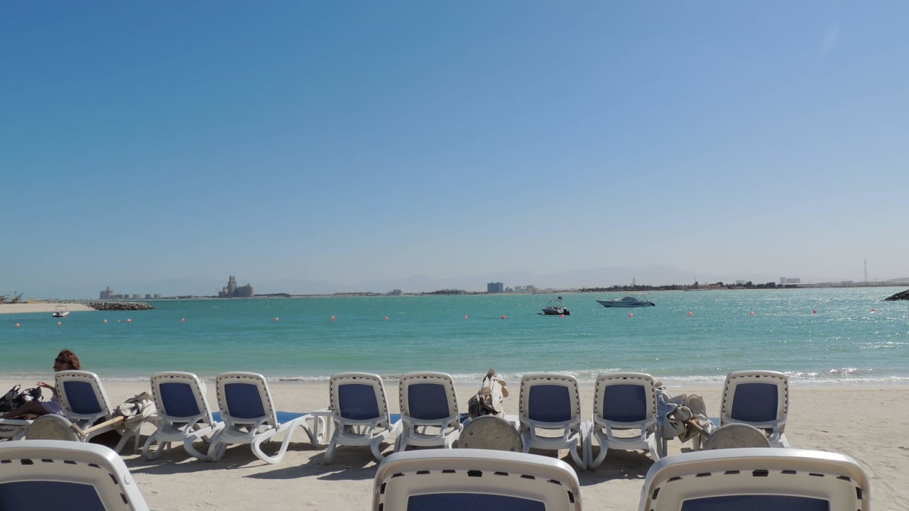 Strand mit Ausblick DoubleTree by Hilton Resort & Spa Marjan Island