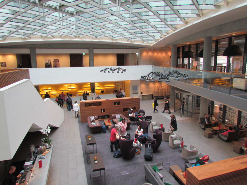 Lobby mit Glasdach DoubleTree by Hilton Hotel London - Tower of London
