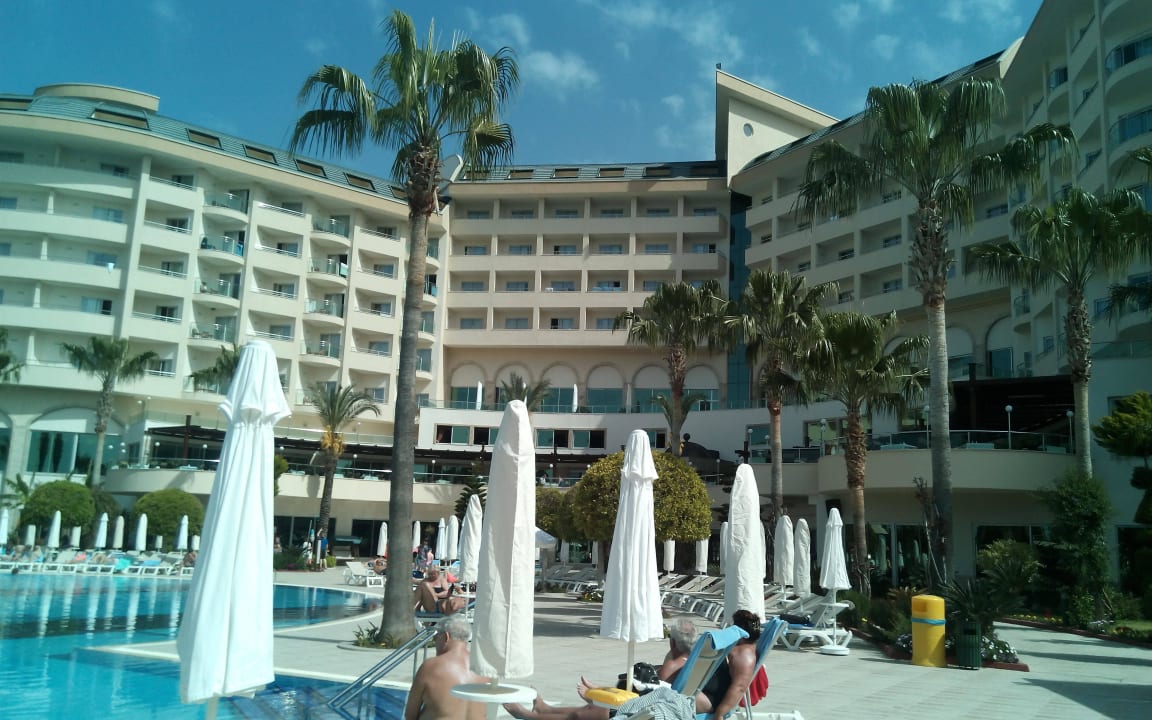 Ausreichend Liegestühle und Sonnenschirme Saphir Resort & Spa