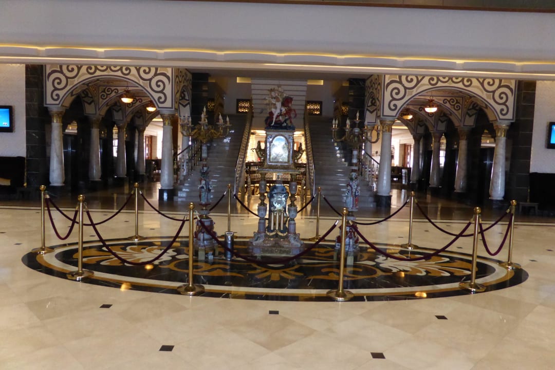 Uhr in der Lobby Royal Holiday Palace