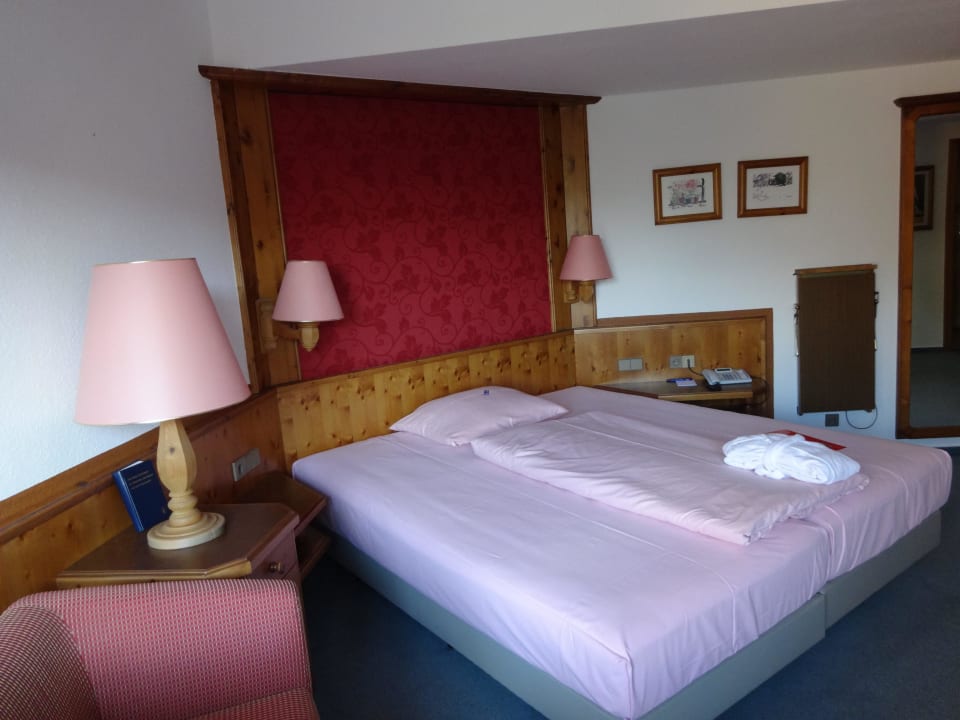Großes Bett Göbel's Hotel Rodenberg