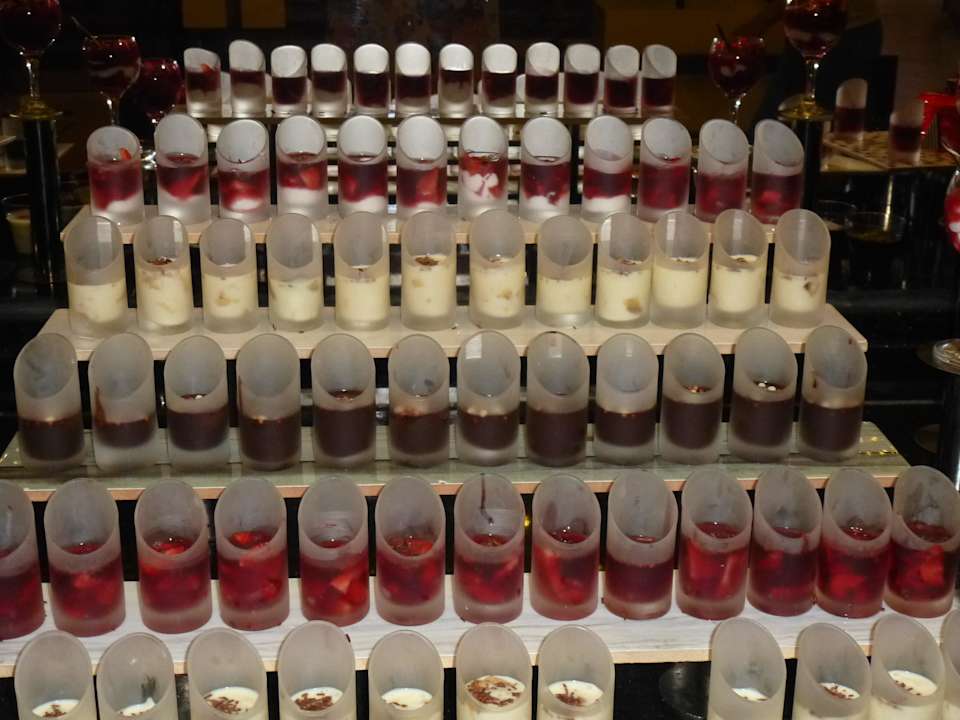 Reichhaltiges Büffet Hotel Golden Coast Resort & Spa