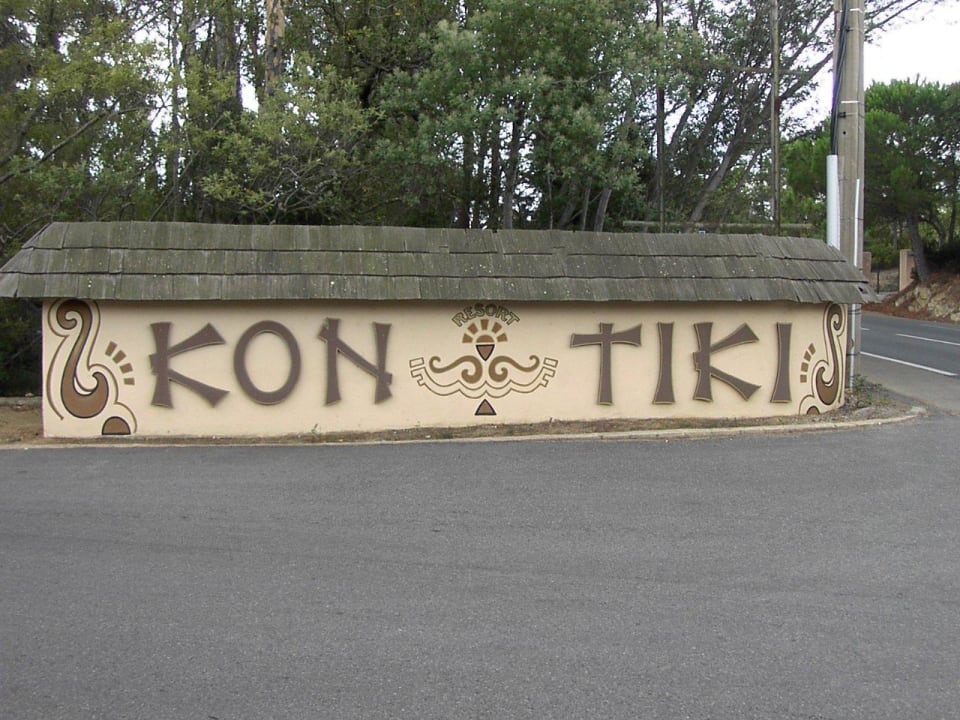 Die Einfahrt zu Kon Tiki Hotel Kon Tiki
