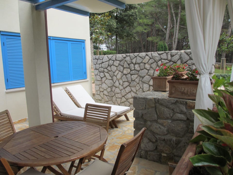 Terrasse mit eigenen Liegen der Suite Sunny Krk by Valamar