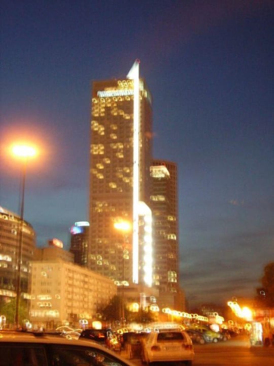 Das Hotel bei Nacht InterContinental Warszawa