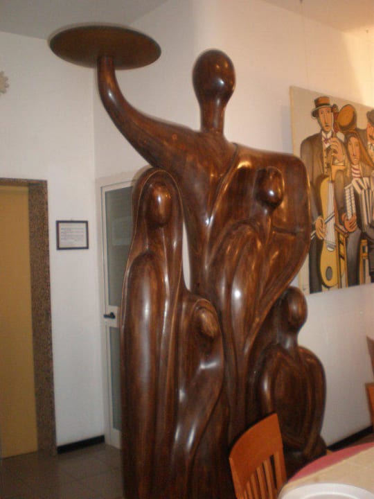 Interessante Holzschnitzungen Hotel Vasco