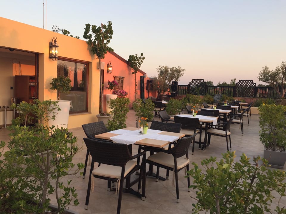 Nobles Essen auf dieser Terrasse Anthemus Sea Beach Hotel & Spa
