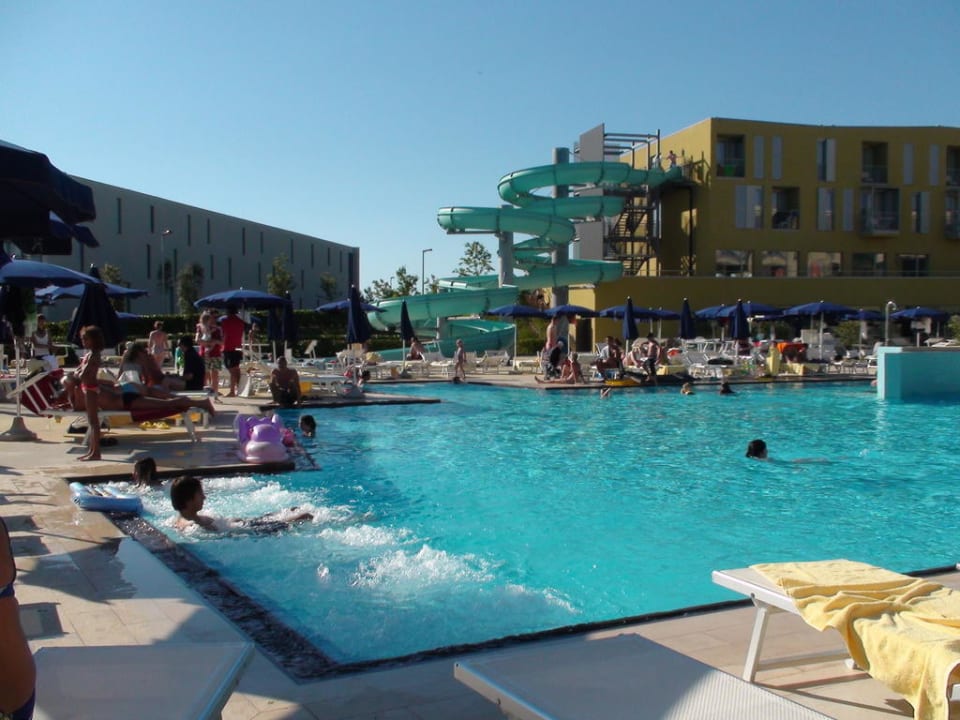 Pool und super Wasserrutsche im Hintergrund Falkensteiner Family Hotel Diadora