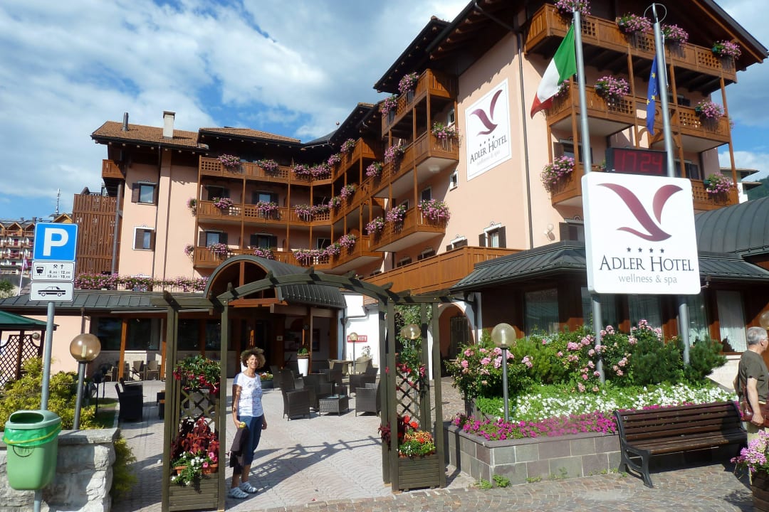 Blick von der Straße aufs Hotel ADLER MERYEM Wellnesshotel – Andalo