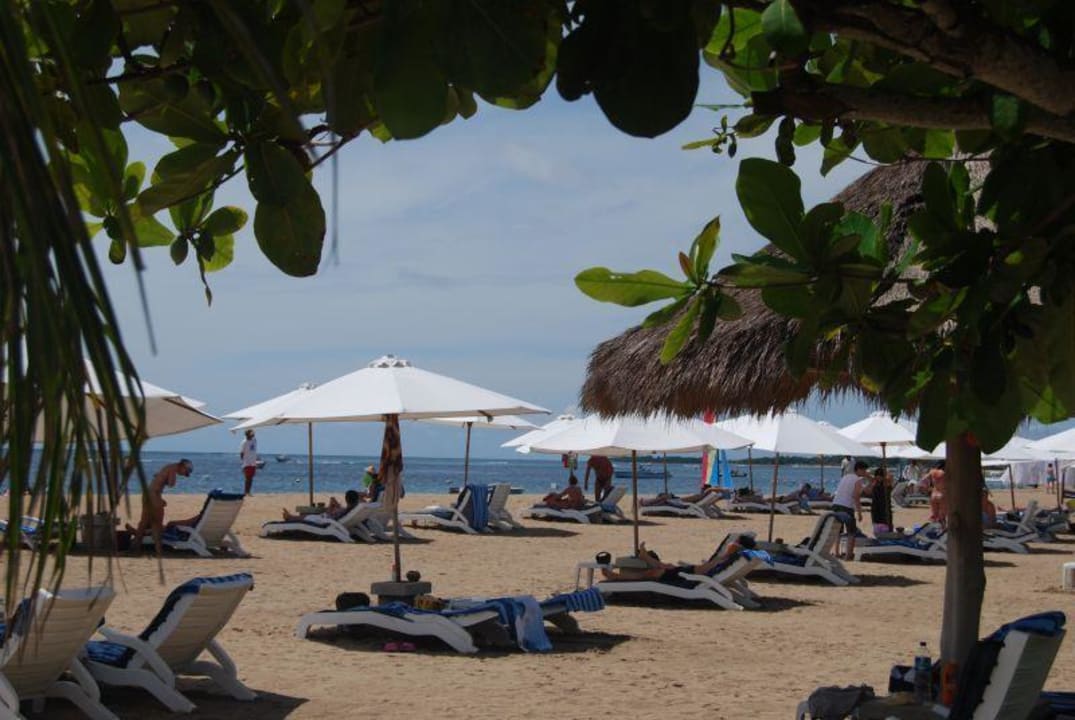 Der Strand mit Liegen vom Grand Mirage Hotel Grand Mirage Resort & Thalasso Bali